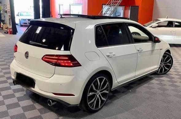 Volkswagen Golf 7 GTI blanche, vue arrière trois quarts