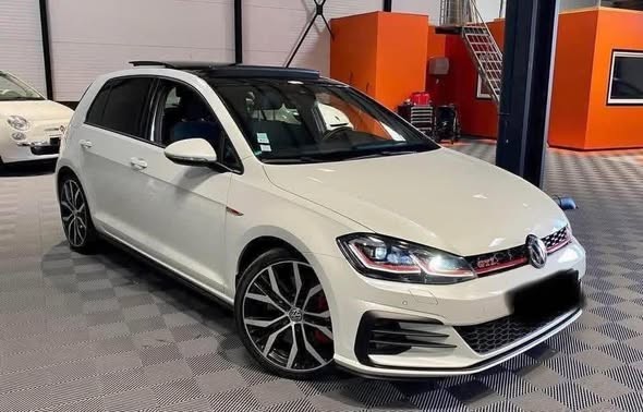 Volkswagen Golf 7 GTI blanche, vue avant trois quarts