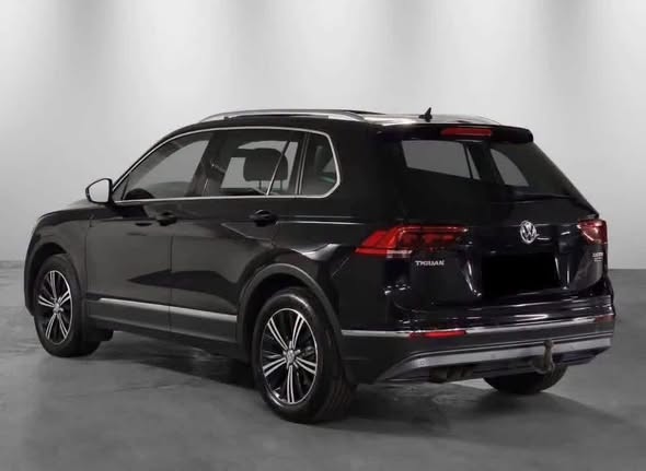 Volkswagen Tiguan noir, vue arrière trois quarts