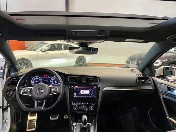 Tableau de bord et volant de la Volkswagen Golf 7 GTI